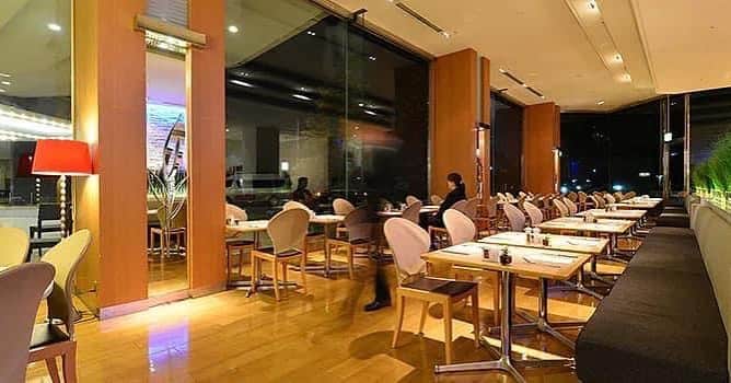 のインスタグラム：「【レストランカフェ「セレース」提供メニューのご案内】  平素よりレストランカフェセレースをご利用いただきまして誠にありがとうございます。 ウィルス感染拡大防止の観点よりディナー営業を休止しておりましたが、11月1日（日）から営業を再開いたしております。 . 提供しているメニューについては以下の通りです。 . アラカルトメニュー . ドリンクメニュー . ルームダイニングメニュー . ◆お客様の安全・安心と感染症拡大防止を最優先として以下の取り組みを実施いたしております。  ・店舗入口には、発熱や咳など異常が認められる場合は店内飲食をお断りさせていただいております。 ・お客様の入店時に検温をお願いしております。 ・店舗入口には手指消毒用に消毒液を用意しております。 ・店舗入口及び、食事中以外はマスクの着用をお願いしております ・従業員はマスク着用を義務付けております。 ・飛沫感染・接触感染を防止するために席数を減少して十分な間隔をとったテーブルレイアウトにしております。 ・店内が混み合う場合は入店を制限しております。 ・お客様が入れ替わる都度、テーブルを消毒する。 ・お支払い、受け渡し時はキャッシュトレーを使用いたします。」