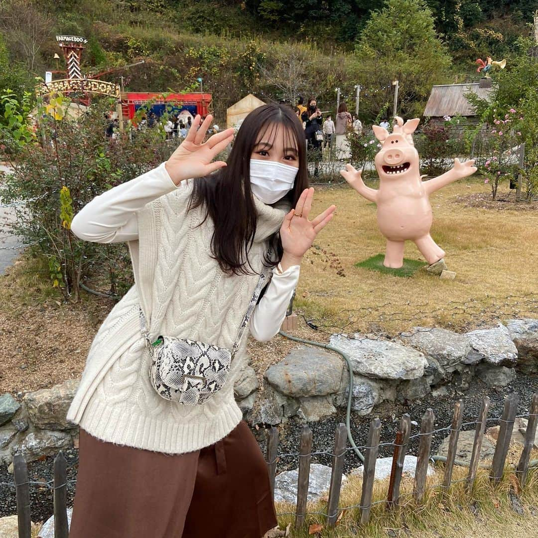 moca さんのインスタグラム写真 - (moca Instagram)「この前ひつじのショーンファームガーデンへ🐏﻿ ここが1番の映えスポットだって🍕﻿ ﻿ (写真撮る時だけマスク外しました！)﻿ #ひつじのショーンファームガーデン #滋賀観光 #ひつじのショーン #ローザンベリー多和田 ﻿」11月23日 20時26分 - moca_lol