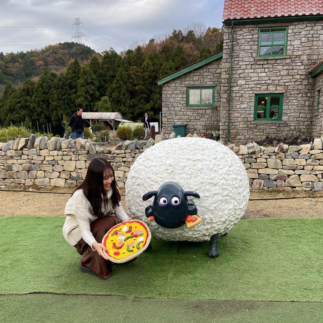 moca さんのインスタグラム写真 - (moca Instagram)「この前ひつじのショーンファームガーデンへ🐏﻿ ここが1番の映えスポットだって🍕﻿ ﻿ (写真撮る時だけマスク外しました！)﻿ #ひつじのショーンファームガーデン #滋賀観光 #ひつじのショーン #ローザンベリー多和田 ﻿」11月23日 20時26分 - moca_lol