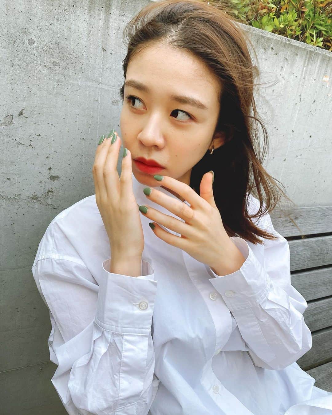 帆春のインスタグラム：「. 白いシャツだいすき🥰 . #dayoff #makeup #off #make #お休み #休日 #休日メイク #メイク #赤リップ #リップ #moussy  #私服 #白ブラウス #白シャツ #snidel #スナイデル  . #ポーズのくせ #芸術家のポーズ #岡本太郎  #01で作品生み出すやつ #中指の怪我は6針縫いました🔪」