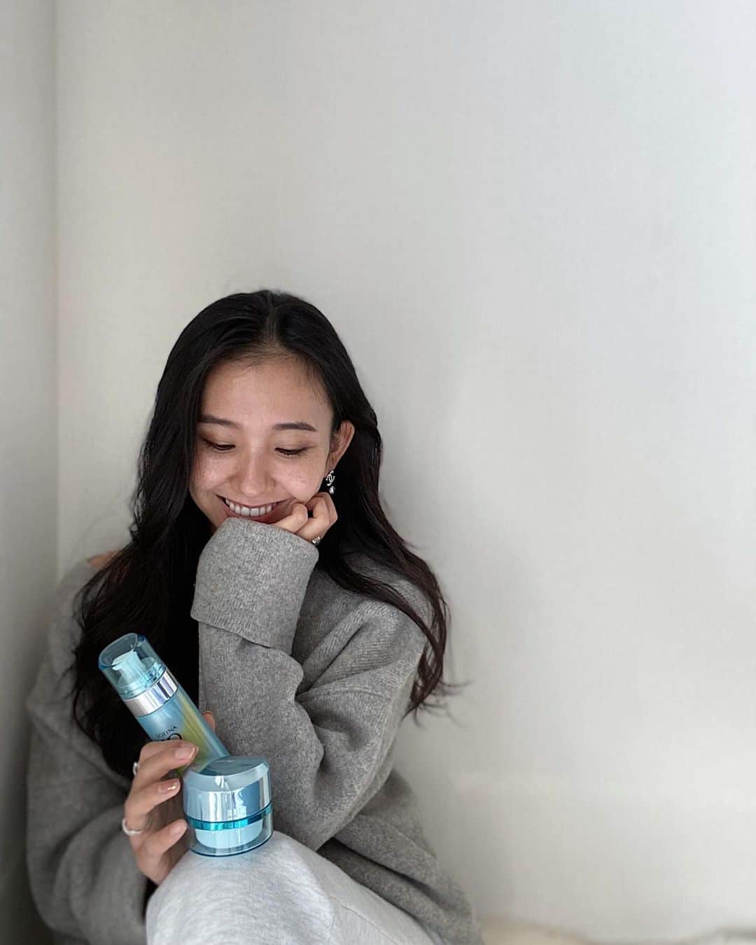 のインスタグラム：「こんなの待っていました♡ というくらい好きになったソフィーナiPの新しいインターリンクセラム。  結論、超乾燥肌さんにぜひ使ってほしい。  私も今の時期乾燥肌に悩まされていて、このクリームに出会って保湿力に大満足。 今回新しく発売されたインターリンクセラムがかなりの濃厚保湿タイプ😲 見た目もこっくりな感じだからお肌につけたらベタベタになるかな〜？と思ったら、お肌が潤う感じもありながらさっぱりともしていてとっても好き。ちょうどいいです♡ うれしいのがテクスチャー的に朝も使えるところ！朝つけて長時間乾燥が気にならなくなったのがすばらしかった👏🏾香りもいいのがポイント。  昨日ストーリーでも紹介した土台美容液と合わせて使うと尚良い。 こちらも使い始めて肌荒れしにくくなったな〜と思う高濃度泡炭酸の美容液。血流促進でお肌の調子を整えてくれるアイテムですよ〜  本日も乾燥注意報が私のお肌にでているのでしっかりとつけて寝ます😴  #sofina#sofinaip#ソフィーナip #土台美容液#インターリンクセラム #ブレない毎日をつくる#pr#リピートコスメ#コスメレポ#乾燥肌対策 #乾燥肌コスメ#ソフィーナ#おうち美容 #おこもり美容#乾燥対策」