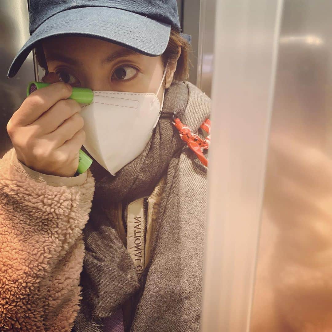 イ・ユンジのインスタグラム：「쌍꺼풀부자가되어가는중#두개세개#아니아니아니되오.. 늘도 이렇게 하루를 보내.」