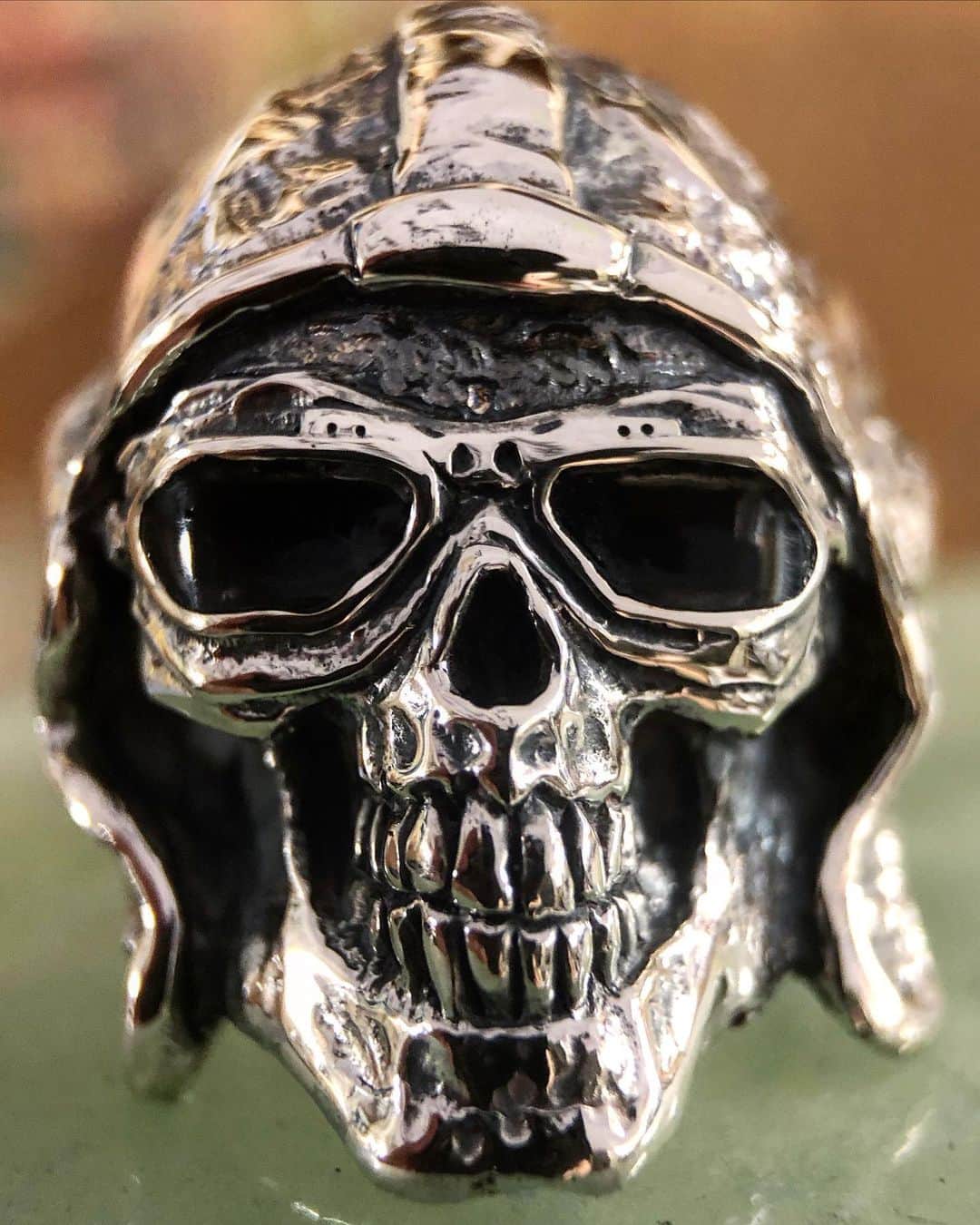 クレイジーピッグさんのインスタグラム写真 - (クレイジーピッグInstagram)「Gets yours now 🎄 LINK IN PROFILE 15% off everything online! #skull #ring #silver #aviator #skullring #design #tattoo #rocknroll #heavymetal #smile #design」11月23日 20時31分 - crazypigdesignslondon
