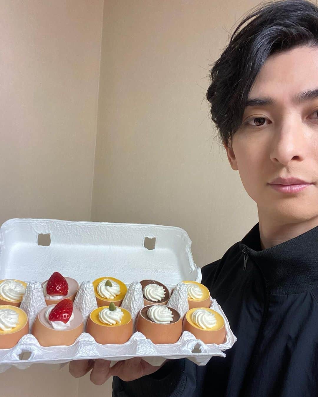 古川雄大さんのインスタグラム写真 - (古川雄大Instagram)「本日も、別の現場で差し入れを頂きました！  さて、、何個食べようかな。」11月23日 20時32分 - yuta_furukawa_official