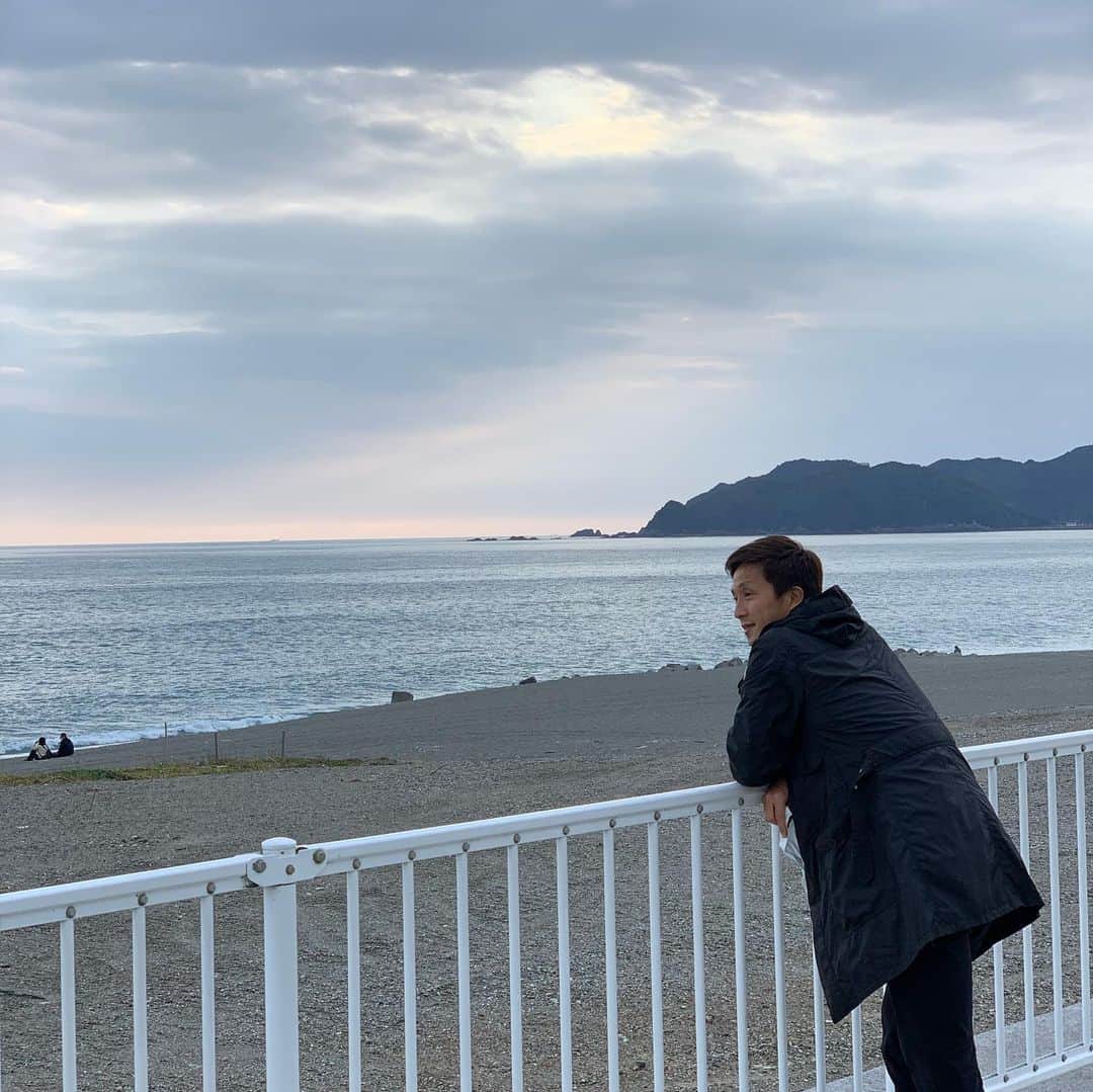 福西崇史さんのインスタグラム写真 - (福西崇史Instagram)「. 海辺🌊 . #ここは桂浜なのか #海辺 #黄昏 #久しぶり #ポートレートおじさん #福西崇史 #仕事の合間に #四国 #高知 #太平洋 #高知の思い出」11月23日 20時34分 - takashi_fukunishi