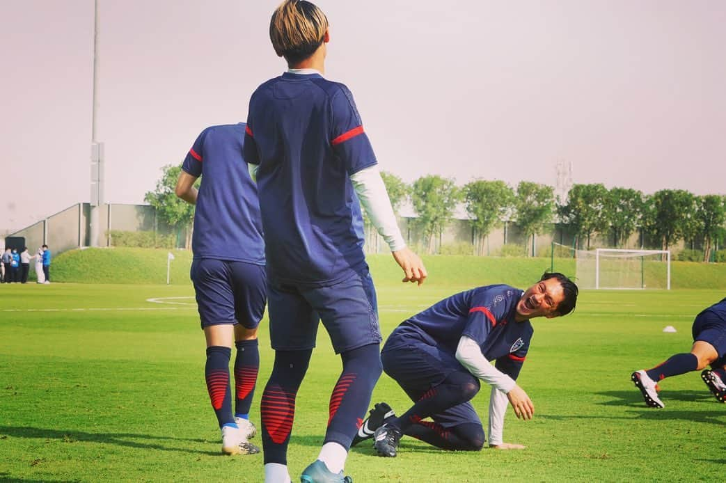 FC東京オフィシャルグッズさんのインスタグラム写真 - (FC東京オフィシャルグッズInstagram)「🔵🇯🇵🗼🔴 #ACL2020 #上海戦前日練習  上海戦前日も良い雰囲気のなかトレーニングが行われました!!✊✊✊🔵🔴  全員のチカラで!!!!!!💪💪💪 @fctokyoofficial  #絶対突破 #acl #qatar  #FC東京 #fctokyo #tokyo」11月23日 20時35分 - fctokyoofficial