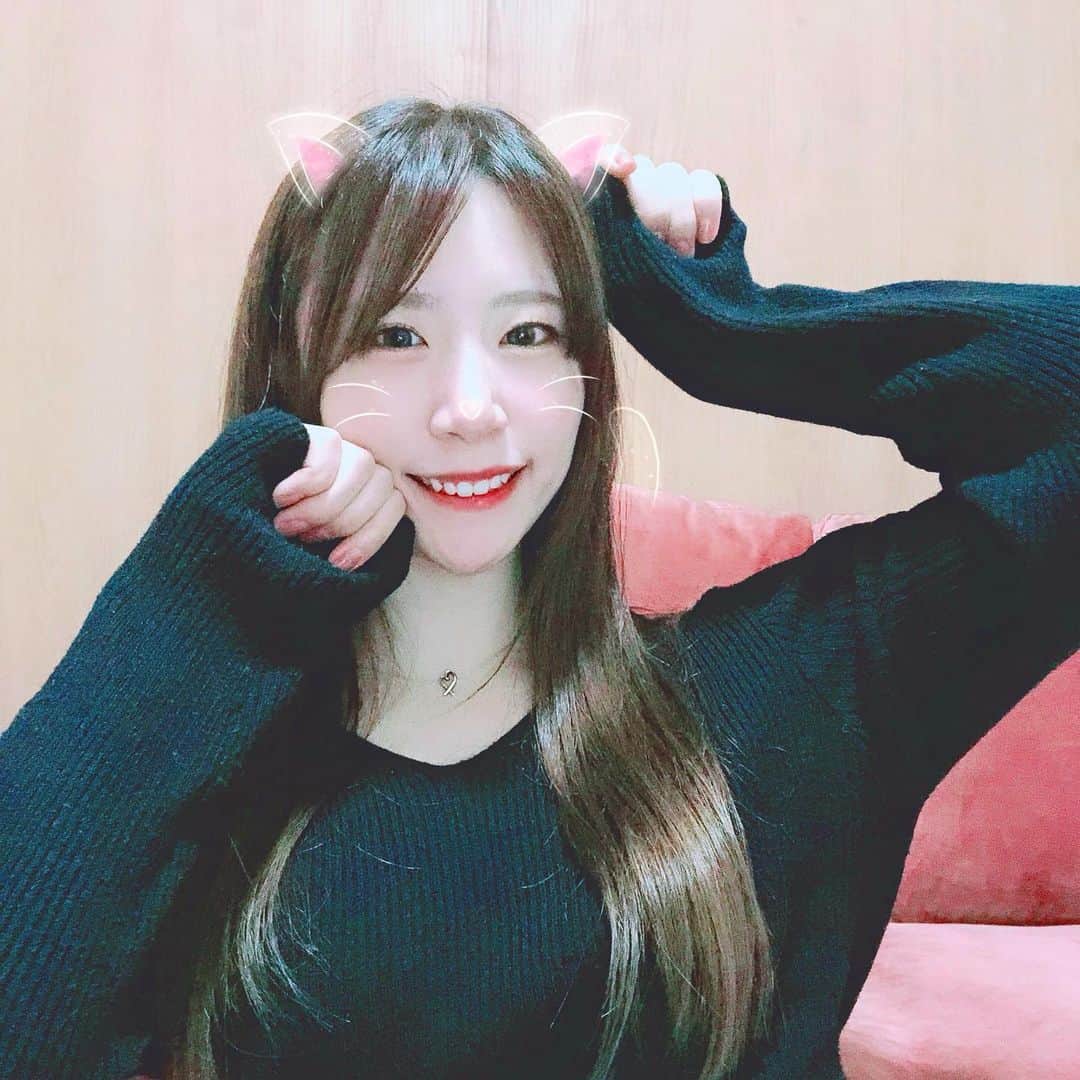 AKARIのインスタグラム：「美容院行ってきた♡ . . . . #dailylook #fashion #ootd #music #musician #bass #bassguitar #acdc  #bassist #japanesegirl #japan #follow #pink #koreanfashion #bassgram #groove #slapbass #basssolo #YouTube #youtuber #bass #ベース #ベース女子 #red #akaちゃんねる　#bassgirls #ベース弾いてみた」