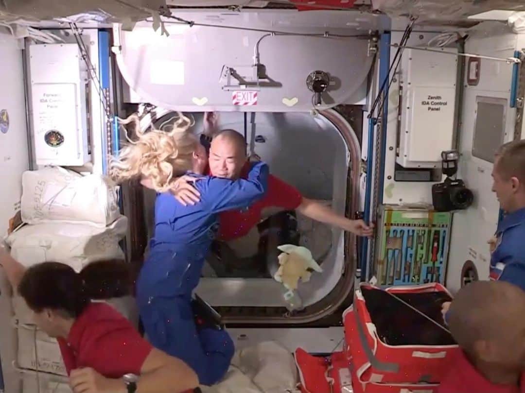 榎本麗美さんのインスタグラム写真 - (榎本麗美Instagram)「『CrewDragon 宇宙へ』🚀🐉  我らが、JAXAエンジニア兼宇宙開発コンサルタントの戸梶さんと記念撮影📸  #野口聡一 宇宙飛行士は、これから半年間ISSに滞在します🌟  2021年春には星出彰彦宇宙飛行士が合流する予定🚀  また、若田飛行士が2022年頃、古川飛行士が2023年頃に、スペースＸ社のクルードラゴンか、ボーイング社が開発中の宇宙船 #スターライナー で宇宙へ向かう予定だって🥺✨✨  気が早いけど、戸梶さんと「星出さんの時はテーマが”再利用”になるねー」って既に盛り上がっています✨笑  も〜ワクワクが止まらない🤩✨  ちなみに、無重力空間の目印になる『Zero-G indicator』は、ベイビーヨーダでした🪐 かわいい😍❣️❣️ 野口さんが持って入ってくるの嬉しかったなあ☺️  #野口聡一 さん #星出彰彦 さん #若田光一 さん #古川聡 さん #宇宙飛行士 #jaxa #nasa #spacex @ntv_news24」11月23日 20時39分 - enomotoremi