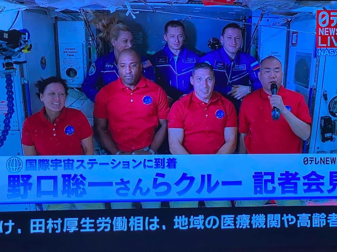 榎本麗美さんのインスタグラム写真 - (榎本麗美Instagram)「『CrewDragon 宇宙へ』🚀🐉  我らが、JAXAエンジニア兼宇宙開発コンサルタントの戸梶さんと記念撮影📸  #野口聡一 宇宙飛行士は、これから半年間ISSに滞在します🌟  2021年春には星出彰彦宇宙飛行士が合流する予定🚀  また、若田飛行士が2022年頃、古川飛行士が2023年頃に、スペースＸ社のクルードラゴンか、ボーイング社が開発中の宇宙船 #スターライナー で宇宙へ向かう予定だって🥺✨✨  気が早いけど、戸梶さんと「星出さんの時はテーマが”再利用”になるねー」って既に盛り上がっています✨笑  も〜ワクワクが止まらない🤩✨  ちなみに、無重力空間の目印になる『Zero-G indicator』は、ベイビーヨーダでした🪐 かわいい😍❣️❣️ 野口さんが持って入ってくるの嬉しかったなあ☺️  #野口聡一 さん #星出彰彦 さん #若田光一 さん #古川聡 さん #宇宙飛行士 #jaxa #nasa #spacex @ntv_news24」11月23日 20時39分 - enomotoremi