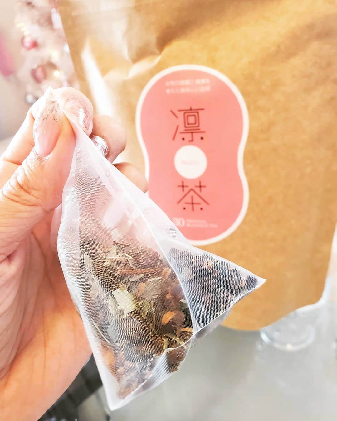 泉田文佳さんのインスタグラム写真 - (泉田文佳Instagram)「୨୧*。 土手さん( @doteko )が、美と健康に 特化したお茶をプロデュースされました❤！ その名も『凛茶』 土手さんの仕事への取り組み方や美容に対する意識を いつも間近で見て聞いているからこそ、 そのお茶への期待は高まります✨ . 健康茶メーカーさんと何度も試作を繰り返して出来上がったこちらは、 ノンカフェインなのでお子様はもちろん、 家族みんなで麦茶のようにゴクゴク飲めるところがポイント。 . ルイボスやはと麦、コーンや杜仲茶など 30種類もの茶葉がブレンドされてるんですが、 クセがなくてとっても飲みやすいです🥰 個人的に、黒豆の華やかな香ばしさを感じました。 . この絶妙にブレンドされたお茶達の力により、 デトックスやお通じが良くなる効果が期待できたり、 ミネラルやビタミン、食物繊維などのバランスも良くなるそう✨ 更に、妊婦さんに嬉しい葉酸が手軽にとれる、 マタニティ専用の『凛茶マタニティ』もあります👶 . 【15g × 20袋入り 2,290円(税込み)】 (1袋で1.5L～2Lのペットボトル1本分できます) ※煮出し・水出しどちらもOK🙆 . パッケージも可愛いし、プレゼントにも喜ばれそう🎁 だってお茶ってほとんどの人が毎日飲みますもんね✨ せっかく飲むなら体に良いものを選んで、 毎日にちょっとした健康をプラスできるのは嬉しいです🥰 . @doteko or @rin_cha02 のトップページリンクから購入いただけます。 これから寒くなる冬に向けて、 体の中から美と健康を取り入れていきましょ～⭐！ . #凛茶#凛茶マタニティ#ブレンド茶#ノンカフェイン#ノンカフェインティー#マタニティグッズ#出産祝い#妊婦さんOK#プレゼントに最適#葉酸#美と健康#インナービューティー#お茶の時間#泉田さんちの台所#和風パスタ#土手香那子 さん」11月23日 20時39分 - izumida.ayaka0212