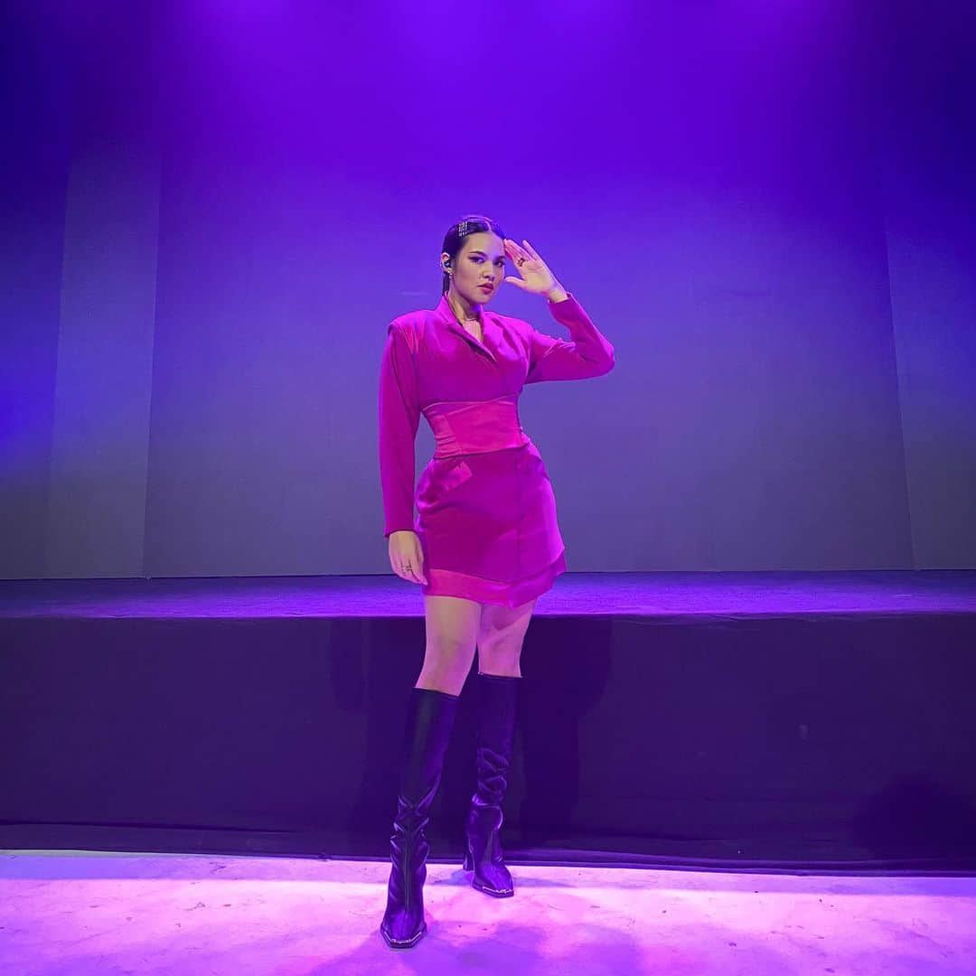 Raisa Andrianaさんのインスタグラム写真 - (Raisa AndrianaInstagram)「Thank u for tuning in @onhallyufestival ! I always have so much fun performing “You” on stage. I hope you all love my performance! 무대 지켜봐주셔서 감사합니다 🙏🏼❤️ Outfit: @olive_and_hers custom blazer dress / boots @alexanderwangny styled by @astecat makeup @bubahalfian hair @baywithyou 🌸✨ @vlive_id @vliveofficial」11月23日 20時40分 - raisa6690