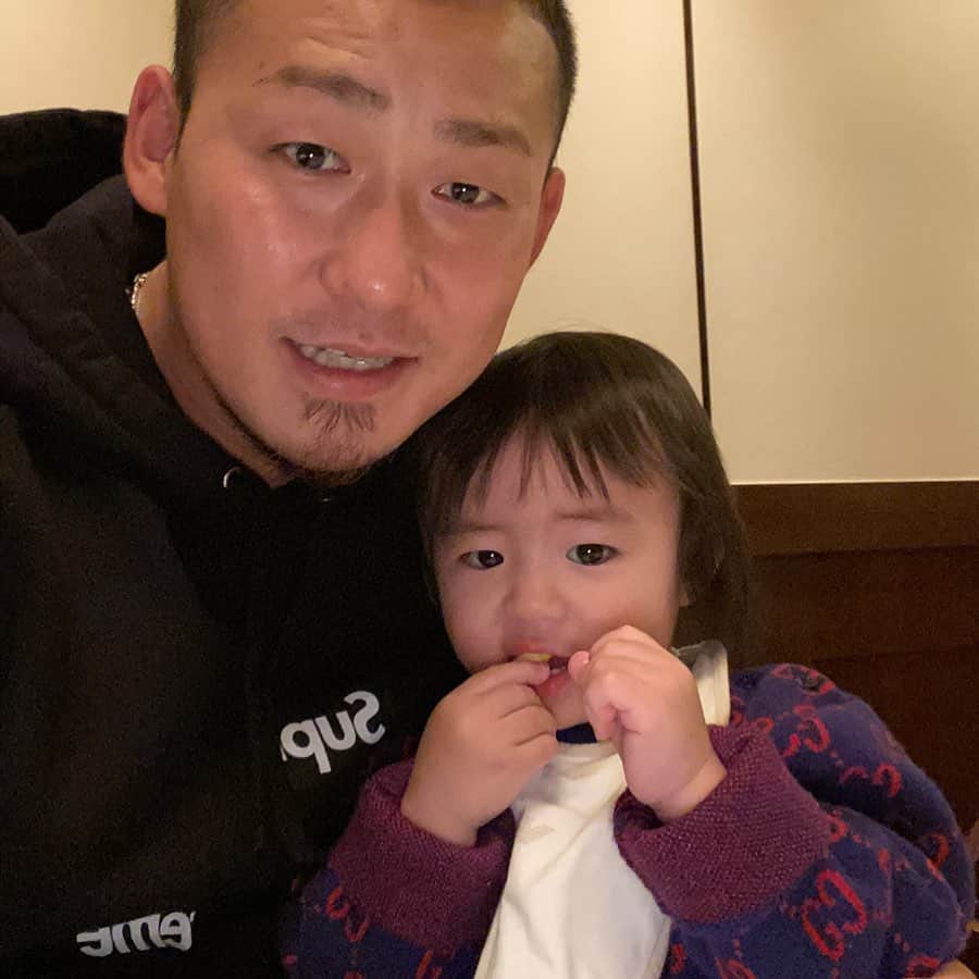 中田翔さんのインスタグラム写真 - (中田翔Instagram)「息子の前髪切りすぎた。。泣 ごめん。。 #中田翔#天使#前髪！笑」11月23日 20時40分 - shonakata_official