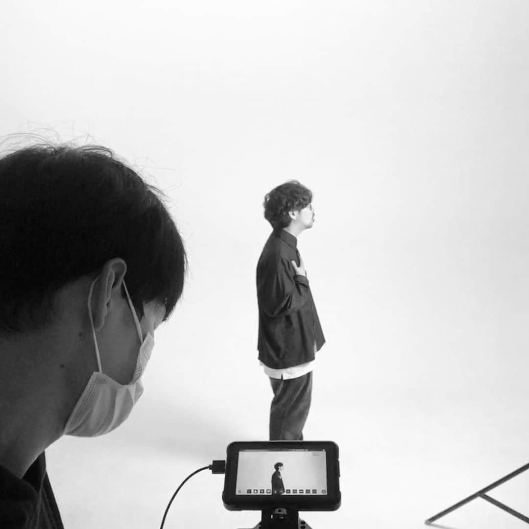 後藤正文のインスタグラム：「撮影。自分のシーンだけ撮って送るリモートワークなので、どう仕上がるのかまったく分からず。完成が楽しみ。  #gotch #滅火器fireex」