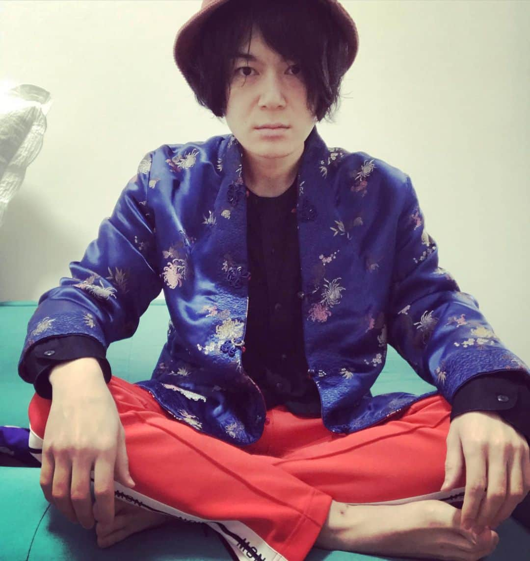 スーパー3助さんのインスタグラム写真 - (スーパー3助Instagram)「今日の私服  #ニューエラぼーし  #古着屋サンタモニカで買ったチャイナ  #高円寺の古着屋で買ったシャツ  #ナイキのパンツ  #キュウぴろ準決勝おめでとう  #帰り始発終わりフェイス」11月23日 20時43分 - super3suke_nyankostar