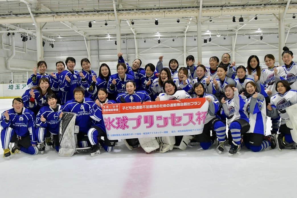 菊池沙都のインスタグラム：「氷球プリンセス杯優勝🏆  この大会を開催してくださった埼玉県スポーツ協会、埼玉県連盟、埼玉栄アイスホッケー部、関係者の方々、いつもサポートしてくださっている昭和大学、応援してくださる皆様、全ての方々に感謝です。  会場にいるすべての方が温かい素晴らしい大会でした♡  開会式の時に挨拶してくださった、埼玉県体育協会執行役員専務理事、河本弘さんの言葉がとても素敵でした。  『アイスホッケー大好きな皆さん！この二日間！思う存分！！！アイスホッケーを楽しんでください！！！！』  チームメイトはもちろん、大会に参加しているみんなと心から楽しむことができました。 ありがとうございました！  【結果】 vs合同チーム 9-0 vs埼玉氷球ガールズ 10-2 vs西宮アイスホッケークラブ 4-1  関東予選に向けて新たな気持ちで頑張りますので、 応援よろしくお願いします😊✨  せいかの写真がかっこよくて2枚載せました。 普段からどんなに忙しくても応援に来てくれる旦那さん、両親にも感謝とともにとてもきゅんです。 兄の出身校埼玉栄のバスの前でパシャリ！  #昭和大学ブルーウィンズ #氷球プリンセス杯#埼玉県スポーツ協会 #埼玉栄 #女子アイスホッケー #アイスホッケー#アイスホッケーって最高 #楽しかった代償は全力の肉離れ #ミートグッバイ #どうせならお腹と二の腕のミートグッバイしたい #きゅんです #私の旦那さん」