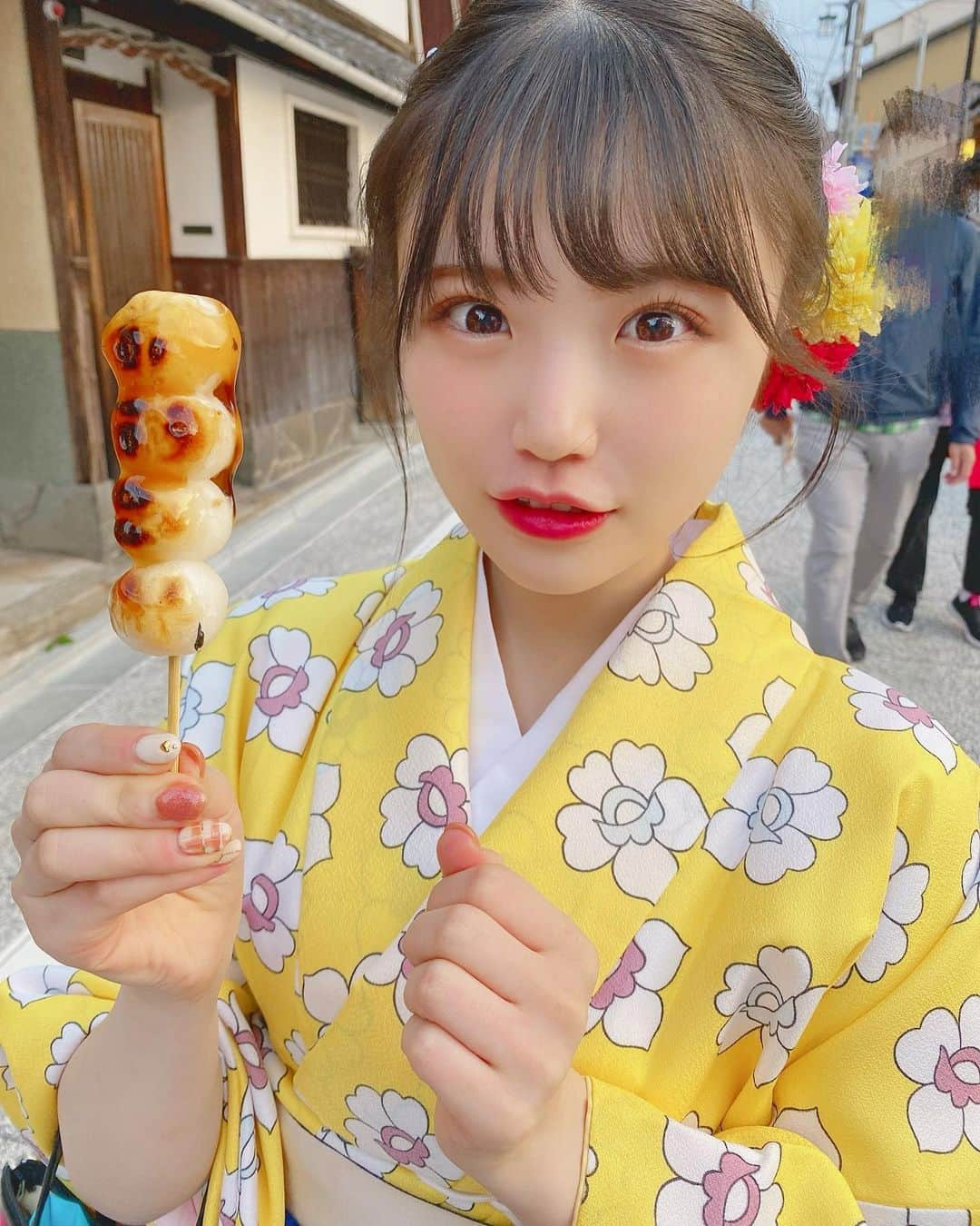 出口結菜さんのインスタグラム写真 - (出口結菜Instagram)「《🍃#祇園四条 #和香菜》﻿ ﻿ 🍡さくふわみたらし（¥250）﻿ ﻿ ﻿ 八坂神社から五重の塔を目指しているときに見つけたカフェ☕️﻿ ﻿ ﻿ テイクアウトで団子が売っていたので、﻿ 私は友達と半分こで1本購入✨﻿ ﻿ ﻿ 注文すると、目の前で団子を焼いて作ってくれるの❕﻿ ﻿ 焼いている間はお店の人が、オススメの場所とか教えてくれたりして待ってる時間があっという間です😚﻿ ﻿ ﻿ ﻿ それでびっくりしたことが❕❕❕﻿ ﻿ ﻿ 出来上がってから20秒が勝負なので、﻿ 『20秒以内に食べてください！』って忠告が‼️‼️﻿ ﻿ ﻿ 慌てて写真を撮って、動画を回して食べてみると、﻿ ﻿ 今まで食べたみたらし団子と全然違う！﻿ ﻿ 外はサクッと香ばしくて、﻿ 中はモチモチで柔らかいの🤩💗﻿ ﻿ 弾力！！！っていうよりは﻿ 柔らかすぎて口の中でモチモチしながらふわっと消えて行っちゃう感じ💭﻿ ﻿ 食感が優しいの！！！﻿ ﻿ ﻿ ﻿ ﻿ みたらしの蜜キラキラしてるし、少し醤油を感じるから甘すぎなくて良き🤩﻿ ﻿ ﻿ ﻿ 1本250円で少しお高めやと思ったけど、﻿ その値段に見合う美味しさでめっちゃ満足😚💗﻿ ﻿ ﻿ カフェも結構下で並んでた人がいたので、予約もできるみたいやからおすすめかも！！﻿ ﻿ ﻿ ﻿ \さくふわが体験できる🍡✨/﻿ ﻿この場所の周辺でのオフショットもあるから見てね😚✨ ___________________________________________﻿ ﻿ ❤️ 京都府京都市東山区下河原町476-2 ﻿ 💗祇園四条駅から🚶‍♀️15分ぐらい﻿ 💛11時〜18時﻿ 🧡無休﻿ 💚予約可﻿ 💙カフェ17席﻿ ___________________________________________﻿ ﻿ #京都 #和香菜 #みたらし団子 #八坂神社 #⛩ #祇園四条カフェ #🍡  #茶寮 #京都グルメ #京都カフェ #京都観光 #食べ歩き #食べ歩きグルメ #だんご #団子 #サクサク #餅 #浴衣 #着物 #着物レンタル #甘いもの #カフェ #cafe  #instafood #food #foodstagram #食べ物 #グルメ #ラビグルメ」11月23日 20時55分 - yui_laby0622