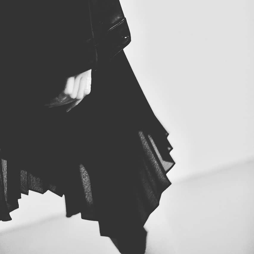 のインスタグラム：「#jeanpaulknott #minimaldesign #belgiumdesign #pleatedskirts #squareskirt #multiwaydressing #denimjacket #available #@JEANPAULKNOTTbrussels #ruefranzmerjay #byappointement」