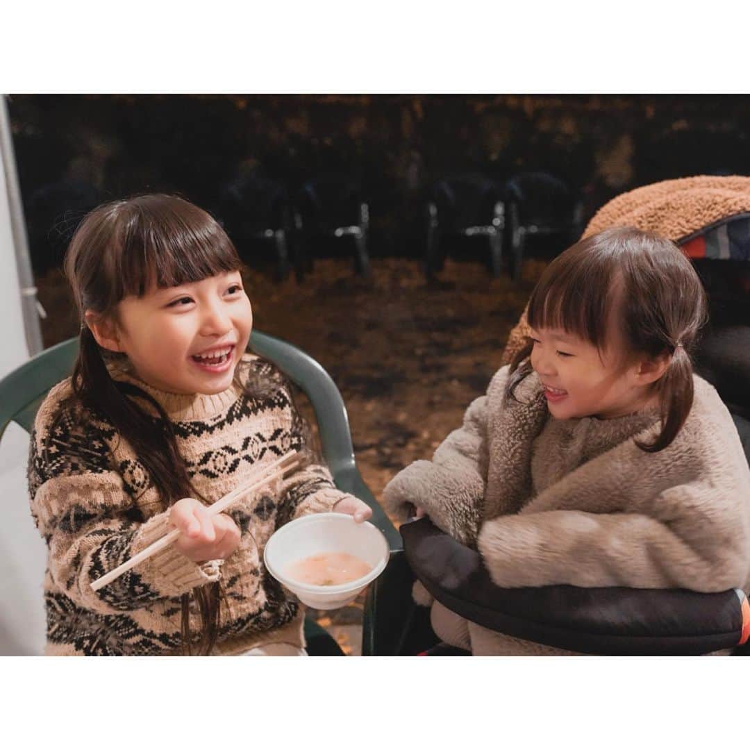 Kyooonのインスタグラム：「食べてる時がいちばん良い顔するんだなぁ😂﻿ ﻿ ﻿ この日は次女がめずらしくグズグズで﻿ ずっと抱っこちゃんだったけど﻿ 豚汁食べ出したらこの笑顔。﻿ 美味しい！の力ってすごいね﻿ ﻿ しかも普段食べないお野菜までペロリと2杯完食。﻿ 外で食べるってなんだか格別🍙﻿ #姉妹#4歳差姉妹#ママカメラ」