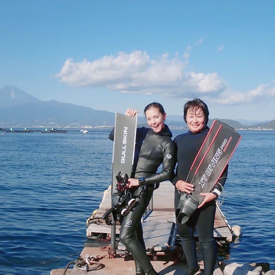 土屋アンナさんのインスタグラム写真 - (土屋アンナInstagram)「FREEDIVING練習💪❣️ 海のコンディション最高🏖 まだまだ水温21℃潜れますよ❣️ おNEWのウェットが届きました 3ミリでもGULLのFREEDIVING用のウェットは暖かい❤️ 写真は先生の恵さんと🤩💋💕  @gull_diving1955 @bigblue_tokyo」11月23日 20時47分 - annatsuchiya0311