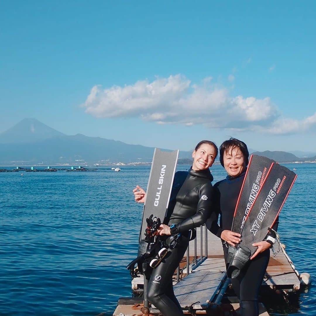 土屋アンナさんのインスタグラム写真 - (土屋アンナInstagram)「FREEDIVING練習💪❣️ 海のコンディション最高🏖 まだまだ水温21℃潜れますよ❣️ おNEWのウェットが届きました 3ミリでもGULLのFREEDIVING用のウェットは暖かい❤️ 写真は先生の恵さんと🤩💋💕  @gull_diving1955 @bigblue_tokyo」11月23日 20時47分 - annatsuchiya0311