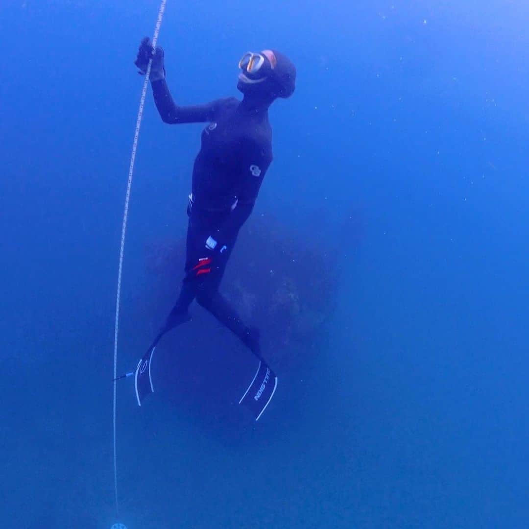 土屋アンナさんのインスタグラム写真 - (土屋アンナInstagram)「FREEDIVING練習💪❣️ 海のコンディション最高🏖 まだまだ水温21℃潜れますよ❣️ おNEWのウェットが届きました 3ミリでもGULLのFREEDIVING用のウェットは暖かい❤️ 写真は先生の恵さんと🤩💋💕  @gull_diving1955 @bigblue_tokyo」11月23日 20時47分 - annatsuchiya0311
