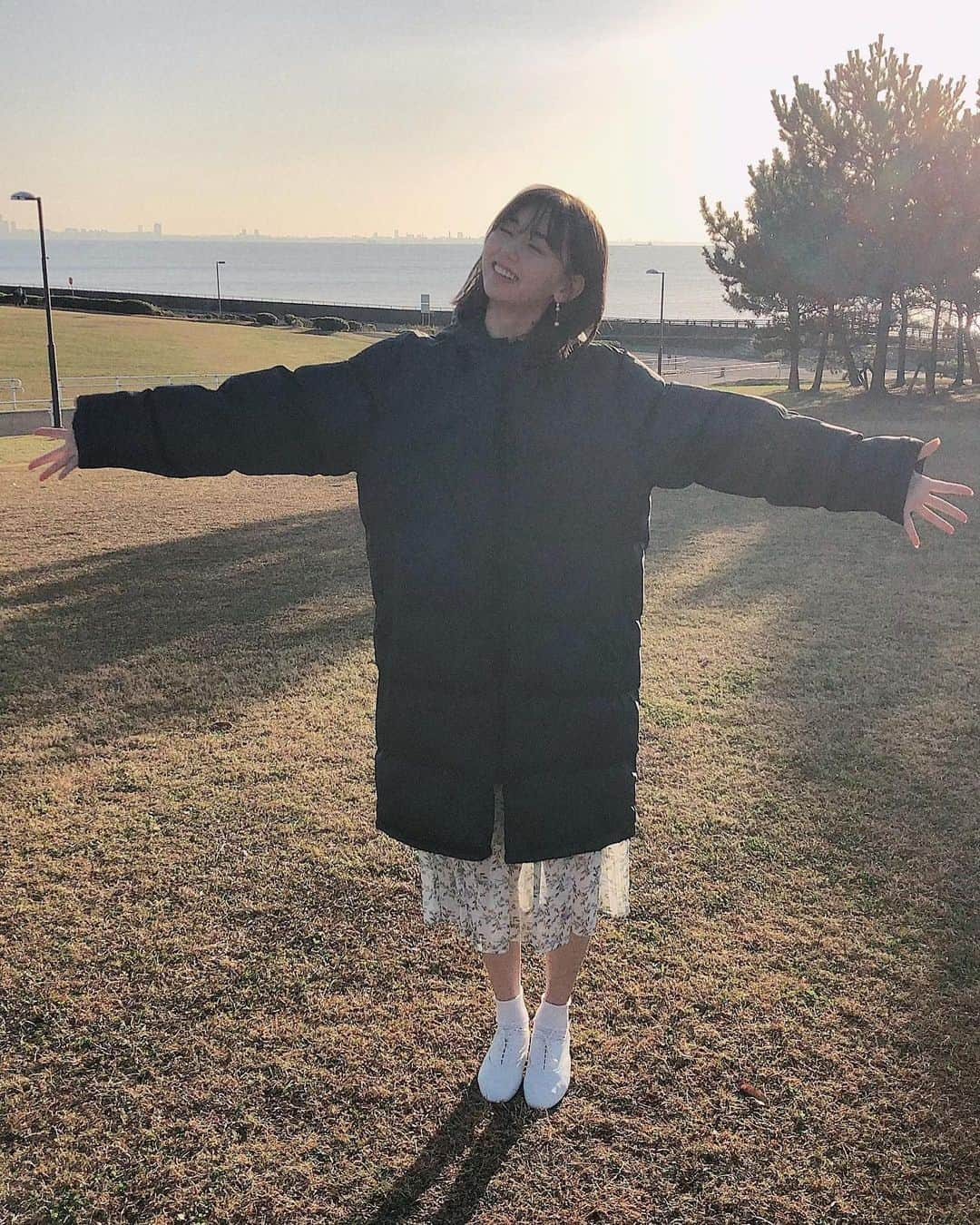 江野沢愛美さんのインスタグラム写真 - (江野沢愛美Instagram)「昨日今日で朝から夜まで撮影でした☺︎  とても大変だったけどとても楽しくしました✌︎ また解禁したらお知らせします！ 撮影で一緒だったわんちゃんたちと海📸 お仕事をしているわんちゃん達はお利口さんすぎてめっちゃ感動した、、！🐶」11月23日 20時48分 - enosawa_manami