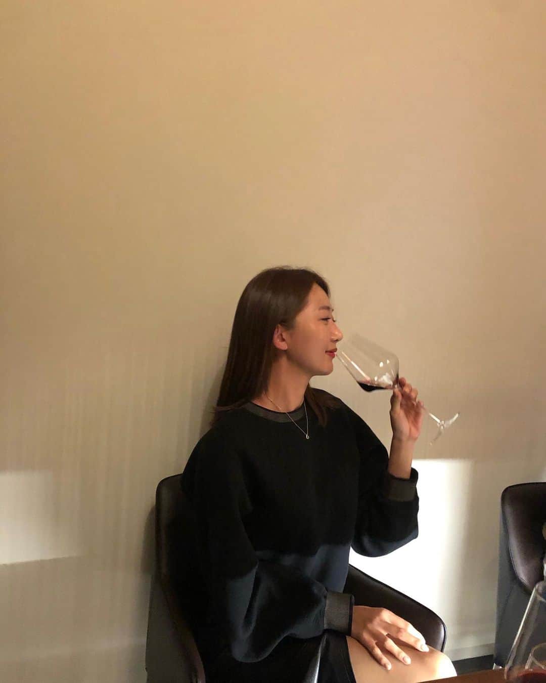 イ・ミンジのインスタグラム：「오늘은 멜롯 짠🍷」