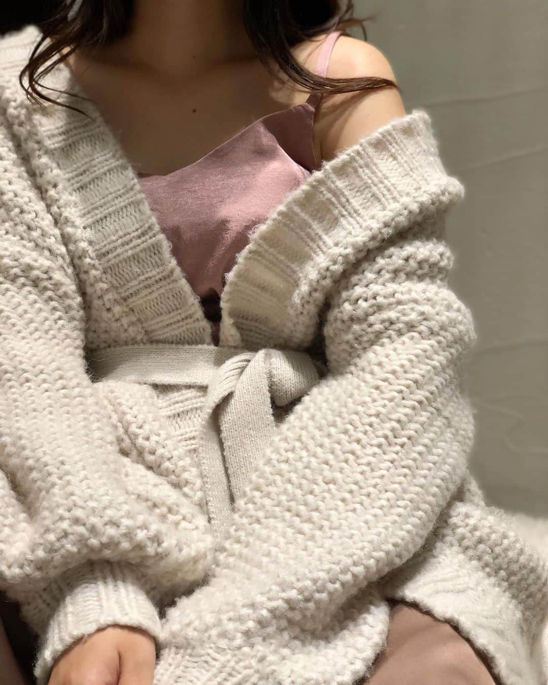 新谷美奈のインスタグラム：「.﻿ ﻿ ✔︎きのうのしんたに﻿ (DMたくさんありがとうございました☺️)﻿ ﻿ 素肌とつやめくサテンの上をすべらせた﻿ 心地よいニットガウン。﻿ 気だるそうなこの感じが﻿ 昔からずっとすき🤍﻿ ﻿ Nina mew﻿ knit gown ¥29,000+tax﻿ pants ¥21,000+tax﻿ ﻿ @ninamew_official#Ninamew#ニーナミュウ#ゆめタウン#ゆめタウン佐賀#セレクトショップ#selectshop#今日のしんたに」