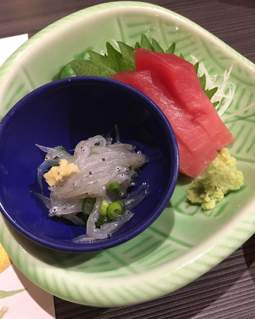 黒山健一さんのインスタグラム写真 - (黒山健一Instagram)「食の旅❗️ 静岡を味わう❗️ ウナギの美味さより、生しらすの美味さに舌鼓❗️ 皆さんはウナギ派❓生しらす派❓  #食の旅 #ウナギ #生しらす」11月23日 20時50分 - kenichi_kuroyama