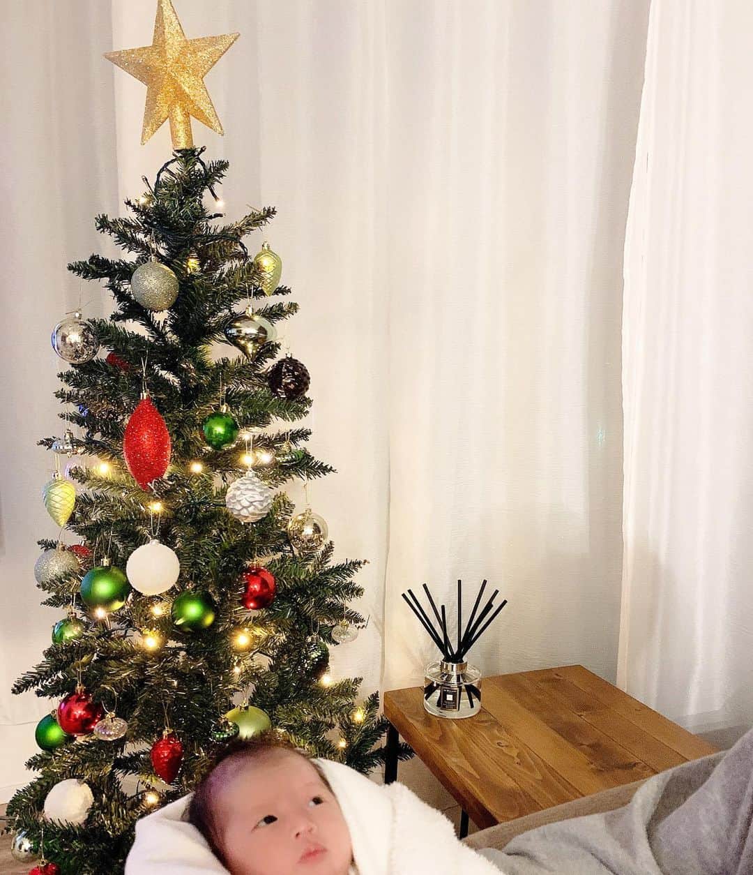 Yumaikaのインスタグラム：「今日はリビングにクリスマスツリーを飾り付け🎄  家族ができたらしてみたかった✨ 願いが一つ叶って嬉しい☺︎  抱っこしてるパパ👨🏻を睨んでる顔🤣」