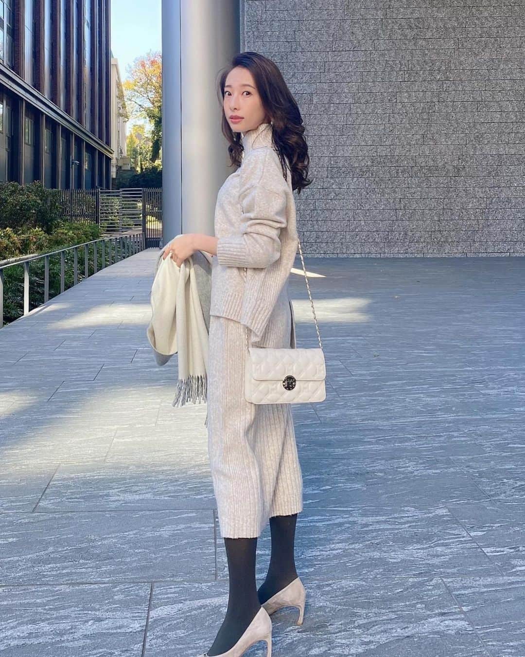 冨張愛さんのインスタグラム写真 - (冨張愛Instagram)「もうすぐ12月👢❄️ 最近は暖かくて 今日は少し冬らしい気候だったのでニットセットアップ。絶妙なアイボリーカラーに一目惚れしました💕着心地 肌触りも最高。 whiteのbagは 機能性抜群のMetroCity🧳 今、ZOZOTOWNでは METROCITYのシグネチャー含むバッグ7型、お財布7型の中から購入した方に へアームウォーマーをプレゼントしてるそうですよ〜✨気になる方は この機会にぜひ🤲 * knit setup ... #jusglitty @jusglitty_official  bag ... #MetroCity @metrocity.japan  shoes ... #rogervivier @rogervivier  #instagood #coordinate #ootd #outfit #fashion #instafashion #MetroCityMilano #meg_ootd #코디네이트 #패션 #카메라 #コーディネート #コーデ #ファッション #今日のコーデ #今日の服 #157cmコーデ #メトロシティ #ジャスグリッティー」11月23日 20時56分 - megumitomihari
