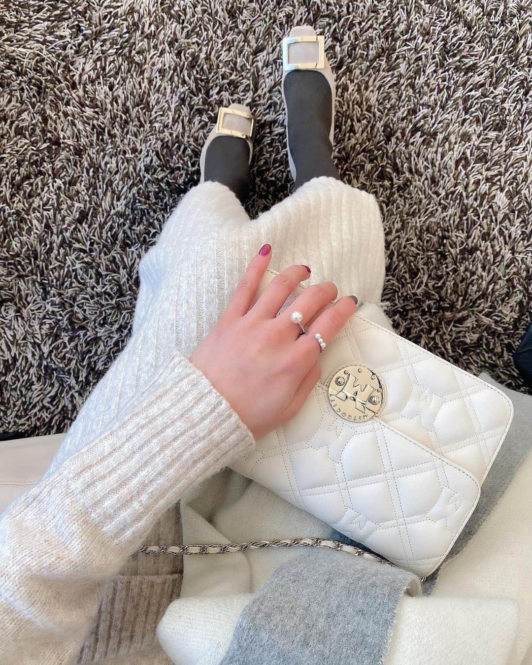 冨張愛さんのインスタグラム写真 - (冨張愛Instagram)「もうすぐ12月👢❄️ 最近は暖かくて 今日は少し冬らしい気候だったのでニットセットアップ。絶妙なアイボリーカラーに一目惚れしました💕着心地 肌触りも最高。 whiteのbagは 機能性抜群のMetroCity🧳 今、ZOZOTOWNでは METROCITYのシグネチャー含むバッグ7型、お財布7型の中から購入した方に へアームウォーマーをプレゼントしてるそうですよ〜✨気になる方は この機会にぜひ🤲 * knit setup ... #jusglitty @jusglitty_official  bag ... #MetroCity @metrocity.japan  shoes ... #rogervivier @rogervivier  #instagood #coordinate #ootd #outfit #fashion #instafashion #MetroCityMilano #meg_ootd #코디네이트 #패션 #카메라 #コーディネート #コーデ #ファッション #今日のコーデ #今日の服 #157cmコーデ #メトロシティ #ジャスグリッティー」11月23日 20時56分 - megumitomihari