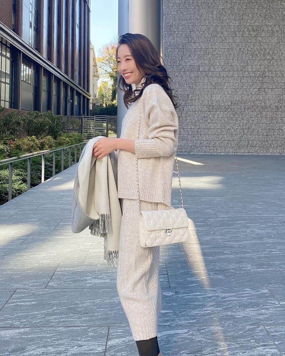 冨張愛さんのインスタグラム写真 - (冨張愛Instagram)「もうすぐ12月👢❄️ 最近は暖かくて 今日は少し冬らしい気候だったのでニットセットアップ。絶妙なアイボリーカラーに一目惚れしました💕着心地 肌触りも最高。 whiteのbagは 機能性抜群のMetroCity🧳 今、ZOZOTOWNでは METROCITYのシグネチャー含むバッグ7型、お財布7型の中から購入した方に へアームウォーマーをプレゼントしてるそうですよ〜✨気になる方は この機会にぜひ🤲 * knit setup ... #jusglitty @jusglitty_official  bag ... #MetroCity @metrocity.japan  shoes ... #rogervivier @rogervivier  #instagood #coordinate #ootd #outfit #fashion #instafashion #MetroCityMilano #meg_ootd #코디네이트 #패션 #카메라 #コーディネート #コーデ #ファッション #今日のコーデ #今日の服 #157cmコーデ #メトロシティ #ジャスグリッティー」11月23日 20時56分 - megumitomihari