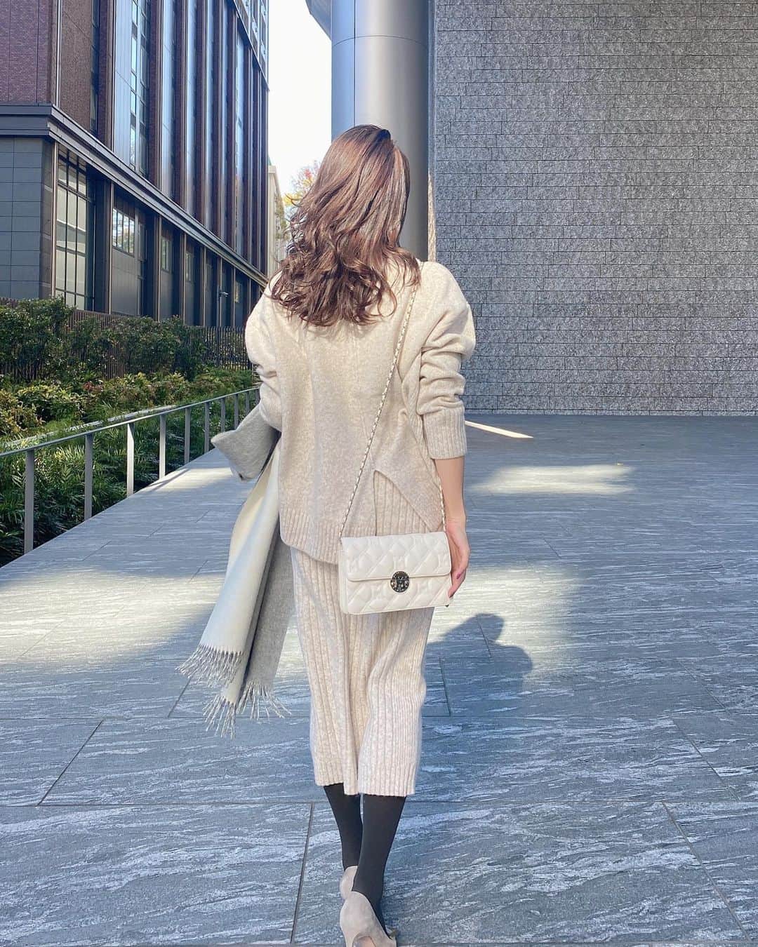 冨張愛さんのインスタグラム写真 - (冨張愛Instagram)「もうすぐ12月👢❄️ 最近は暖かくて 今日は少し冬らしい気候だったのでニットセットアップ。絶妙なアイボリーカラーに一目惚れしました💕着心地 肌触りも最高。 whiteのbagは 機能性抜群のMetroCity🧳 今、ZOZOTOWNでは METROCITYのシグネチャー含むバッグ7型、お財布7型の中から購入した方に へアームウォーマーをプレゼントしてるそうですよ〜✨気になる方は この機会にぜひ🤲 * knit setup ... #jusglitty @jusglitty_official  bag ... #MetroCity @metrocity.japan  shoes ... #rogervivier @rogervivier  #instagood #coordinate #ootd #outfit #fashion #instafashion #MetroCityMilano #meg_ootd #코디네이트 #패션 #카메라 #コーディネート #コーデ #ファッション #今日のコーデ #今日の服 #157cmコーデ #メトロシティ #ジャスグリッティー」11月23日 20時56分 - megumitomihari