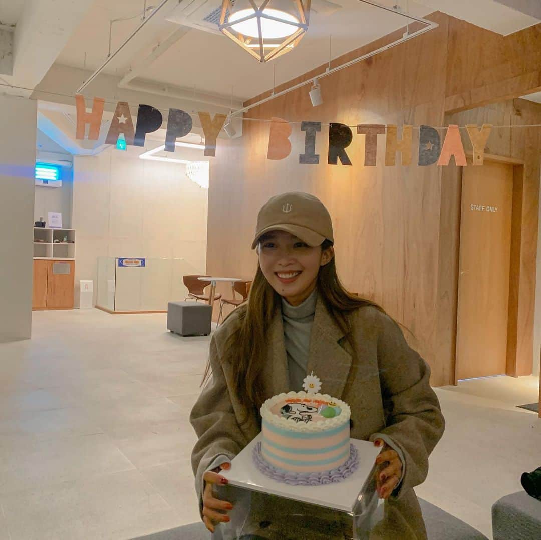 キム・ダヘのインスタグラム：「내 생일 언제끝나는지 아는사람 고마워 애두라 🧡🧡 #루팸」