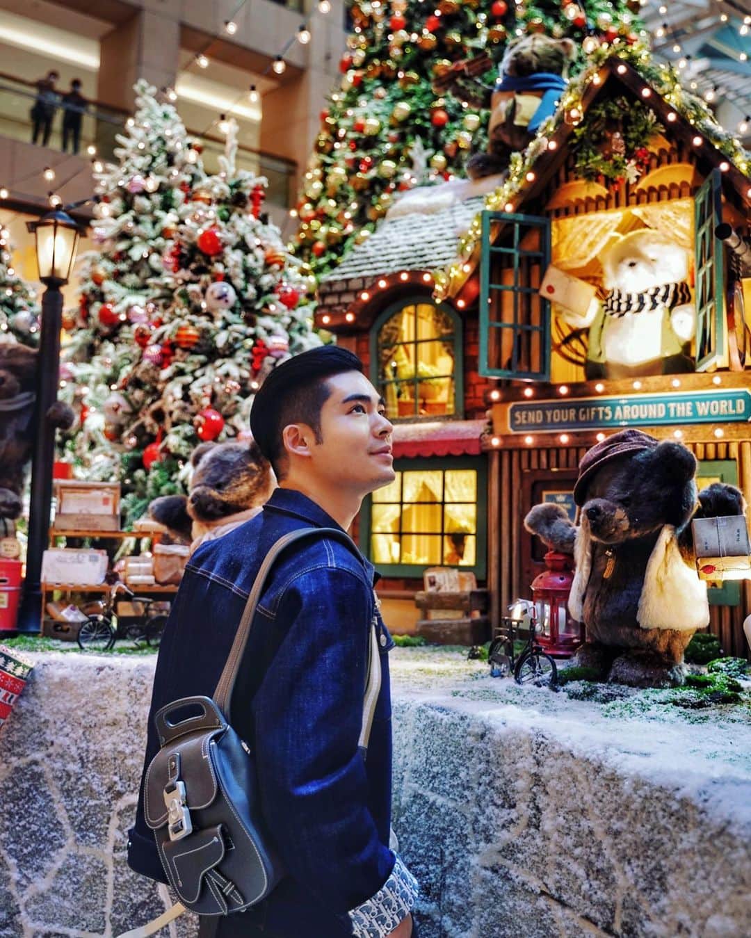 Christoffer Chengのインスタグラム：「Every year LANDMARK displays one of the best Christmas decorations among malls in HK and this year I’m here to meet Santa Paws & friends!!! It’s so adorable and pretty, there’s also a Charity Christmas Market where all proceeds from sales will be donated to charity!  And to complete the festive spirit you’ve got to come to Zuma to try out their new Christmas cocktail- the winter pina colada, it’s delicious 🤤   #LANDMARKCHRISTMAS #LANDMARKHK #SPIRITOFGIVING  @landmarkhk #numberonepr @numberoneprhk @zumahk」
