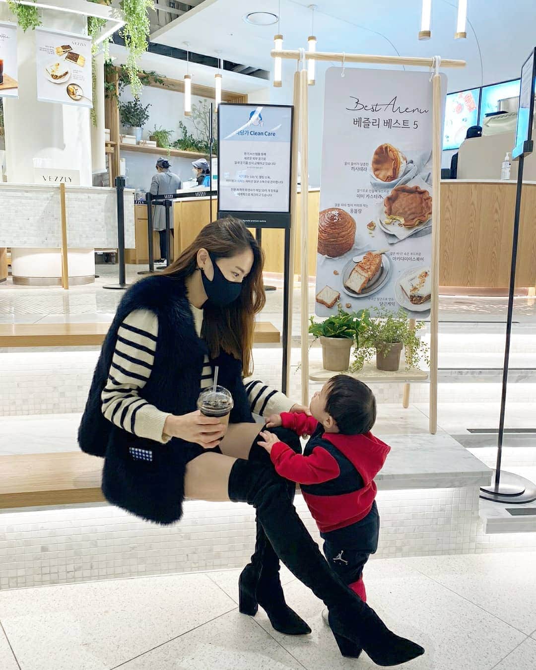 ユ・ハナのインスタグラム：「탁호야끼씨랑 회전목마를 세번 타는  #승마데이트 를 즐긴날  이제 웬만한건 다 알아듣는, 그래서 눈치보는것도,  하면 안되는거 했을 때  날보며 상당히 어색하게 웃는것도 너무 웃긴 이동글동글타코야끼씨」