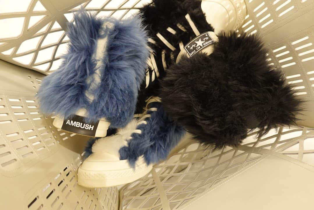 VERBALのインスタグラム：「🔵⚫️ @AMBUSH_official x @Converse - CHUCK 70 FUZZY drops tomorrow 11.24 ⚫️🔵  #AMBUSH #converseallstar #chucktaylor #chucktaylor70s #chuck70 #fuzzy」