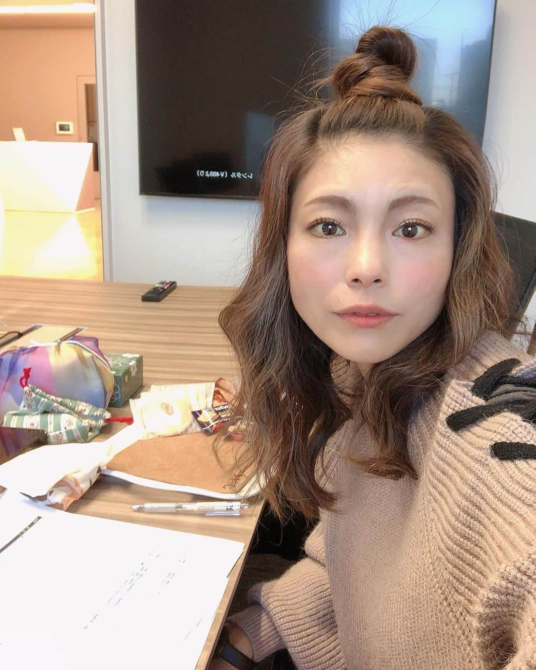 SAYUKIさんのインスタグラム写真 - (SAYUKIInstagram)「全国のケーブルテレビの番組から選りすぐりの番組を放送する、ケーブルテレビのセレクトショップの様なチャンネル、チャンネル700 。 その中で、毎月の全国のケーブルテレビ情報をお届けするインフォチャンネル700 でMCを務めて早3年半。ピッカピカのお洒落な新社屋にテンション上がりまくりました😍 今回もおススメの番組情報や、この番組オリジナルのコーナーでは、カレー屋さんや古書店巡り、そして楽しい英会話も。 フリートークでは、最近ハマっているヴィーガンフードの話をしました🥬  可愛い衣装は全身　@eclin_official  です💕  久しぶりにAPの保坂さんが現場に立たれて、ありがたい指摘も頂き、さらに縄跳びダンスまで披露して下さいました😂　  新しいスタジオに負けないくらいバージョンアップしてやるぞーと更に気合も入れ直すことが出来ました！ これからも頑張ります😄！  視聴方法は　チャンネル700 で検索してみて下さい😊  #チャンネル700  #番組MC #tvhost #tvshooting #bananarepublic 　 #catv」11月23日 21時03分 - sayukisvoice