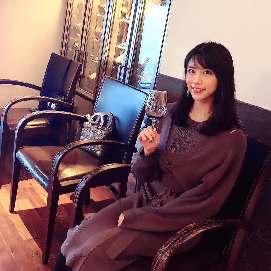 吉田早織さんのインスタグラム写真 - (吉田早織Instagram)「2枚目はMysticおすすめのアメリカの赤ワイン🍷  そういえば今年のボジョレーは入荷が少なかったのでおうちでいただきました🤭 後日の投稿で🎵  1枚目の写真お気に入りー💓  連休終わりますが明日からがんばりましょう☺️✨  #ワイン#ワイン好きな人と繋がりたい #グルメ　#wine#redwine#whitewine#グルメ好きな人と繋がりたい #グルメスタグラム #グルメ女子#お酒好きな人と繋がりたい#ワイン女子#frenchwine#french#followme#followforfollowback#シャンパン#レセプション#ワインのある暮らし#roinebylipservice #lipservice #ニット#ニットワンピース #ニットコーデ#ボジョレーヌーボー#ボジョレー解禁#白金台#白金台imakara#ソムリエ#mystic」11月23日 21時03分 - saoriyoshida034