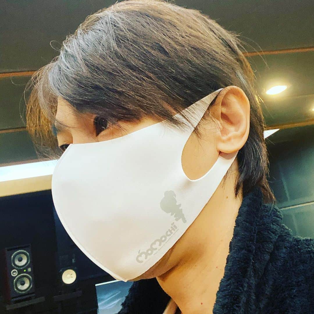 谷本貴義のインスタグラム：「今日は現場でマスク忘れに気がつき、kqなりあせったけど、そういえば昨日、桃知みなみからもらったマスクがあったことに気がつき、めっちゃ助かった。桃知さん、ありがとう！でも、やっぱ、デカイ( ͡° ͜ʖ ͡°) 桃知のマスクはデカイ。  #マスク #桃知みなみ」