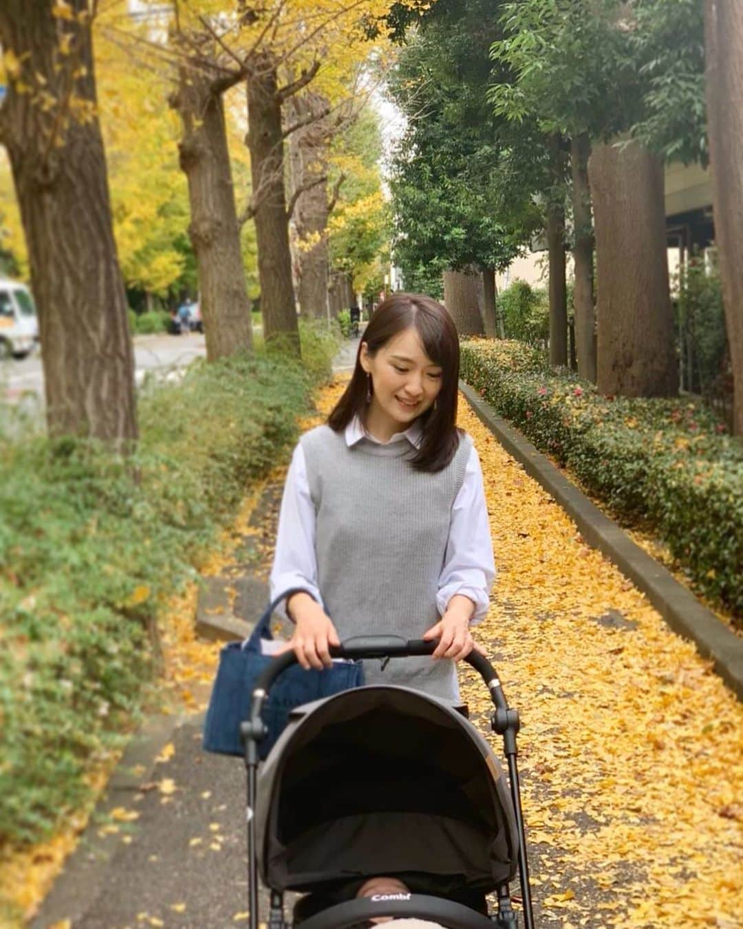 花岡維生さんのインスタグラム写真 - (花岡維生Instagram)「🍂🌿🍂 #秋 #autumn #autumnleaves #🍂 #🍁 #ginkgo #ginkgotree #baby #babyboy #赤ちゃんのいる生活 #男の子ママ #令和ベビー #男の子ベビー #ベビーカー」11月23日 21時04分 - yuin.a