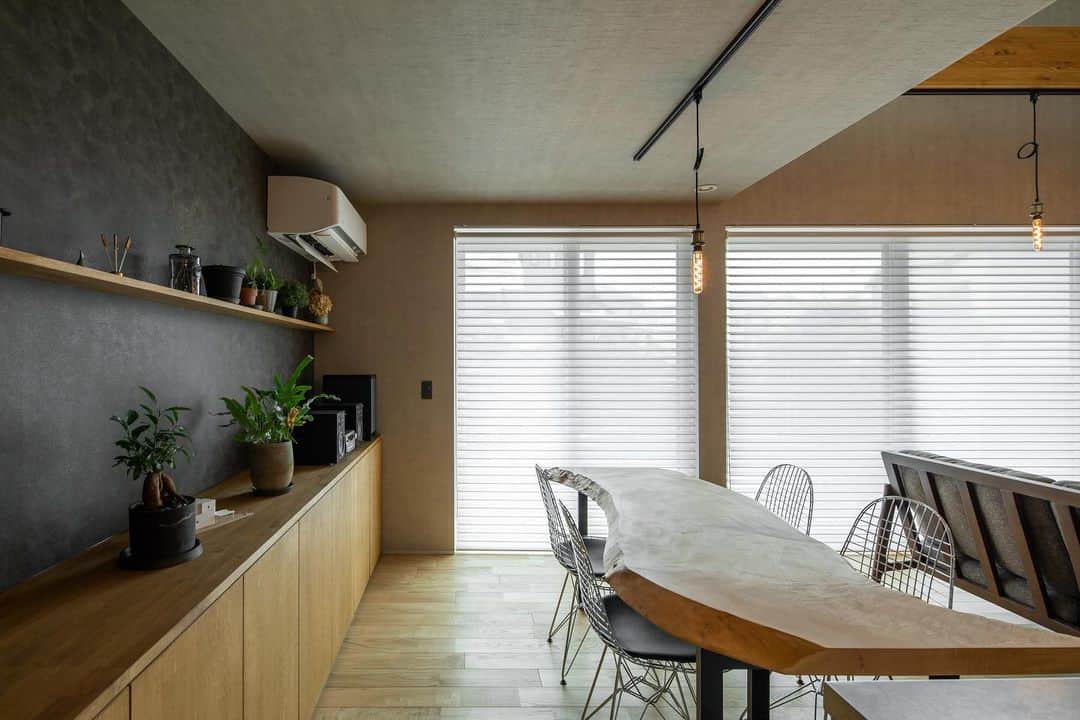 ルポハウス一級建築士事務所さんのインスタグラム写真 - (ルポハウス一級建築士事務所Instagram)「・ ・ ・ 静かな佇まいのステンレスキッチン×ダイナミズムのある一枚板テーブル。 ・ 造作カップボードにはお気に入りのグリーンを置いて、家族の時間を楽しみます。 ・ ・ ・ 𓐌𓐌𓐌𓐌𓐌𓐌𓐌𓐌𓐌𓐌𓐌𓐌𓐌𓐌𓐌𓐌𓐌𓐌  ルポハウスの施工事例はこちらまで☞ @reposhouse  𓐌𓐌𓐌𓐌𓐌𓐌𓐌𓐌𓐌𓐌𓐌𓐌𓐌𓐌𓐌𓐌𓐌𓐌 #ルポハウス は#ちょっとかっこいい家 を"友人のために" という思いでつくっています。 一生に一度の#マイホーム。 「あなたにしかできない」×「ルポハウスだからできる」で、 私たちだけの#家づくり を思いっきり楽しんでみませんか？！ ・ ・ ・ #住宅 #注文住宅 #新築一戸建て #デザイナーズ住宅  #一級建築士事務所 #設計事務所  #滋賀県の設計事務所 #キッチンインテリア #ステンレスキッチン #サンワカンパニーキッチン #グラッド45 #ペニンシュラ型キッチン #ガゲナウ食洗機 #リリカラクロス #lv1290 #クリ床 #無垢床 #パントリー収納 #造作カップボード」11月23日 20時57分 - reposhouse