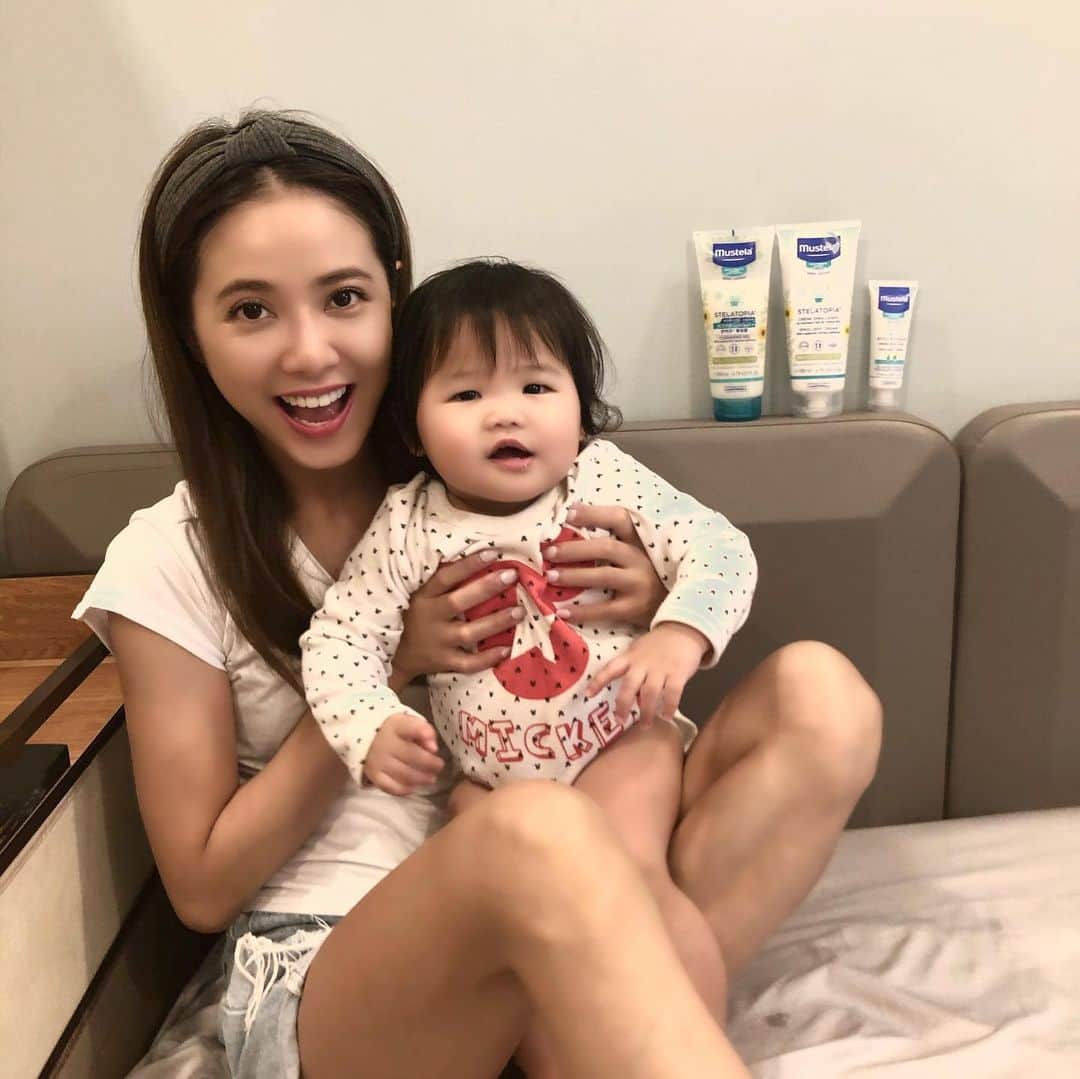 Miaのインスタグラム：「寶寶出生後最容易遇到的問題就是紅屁屁，很多媽媽都推薦 #慕之恬廊! 但它不只是屁屁膏好用，異膚用的 #舒恬良系列 也是很推的喔   來自法國的老字號真的是拯救了很多媽媽的困擾！不止VBC護膚膏很好用外，像我們家兩寶都是乾燥肌，換季時皮膚就會出問題慕之恬廊的舒恬良系列就是為這膚質量身設計的，添加專利 #酪梨複合活源醣🥑 #超濃縮葵花子油🌻，幫助缺乏油脂的異膚寶寶「#深度保水補油」，舒緩肌膚不適及呵護肌底脂質！立即舒緩乾癢感，不再抓抓~  #舒恬良雙潔露 可以洗頭也可以洗澡，連成人的敏感肌也可以當成洗面乳，不含皂鹼，可溫和清潔，洗後保濕不刺激寶寶嬌嫩肌膚！ 異膚的保濕特別重要，洗澡後一定要立即擦上專用乳液 #舒恬良柔舒霜，可立即滋潤寶寶乾燥乾癢的肌膚，連臉部乾燥也有臉部專用的 #舒恬良柔舒面霜，嬰幼兒時期最容易臉頰先出現狀況，這款柔舒面霜還添加了 #甘草酸鉀 #神經醯胺，可幫助舒緩肌膚不適！ 不到一週，寶貝們的乾癢問題很快得到改善！ 而且舒恬良系列還有得到美國濕疹協會認證(NEA)，不含酒精、香精、色素、Paraben防腐劑！  提醒大家購買產品前，認明總代理是“美吾華股份有限公司”才是公司貨喔！品質及售後服務才有保障 @mustela_taiwan  丁丁、大樹、佑全、奇哥、卡多摩等藥局及婦嬰店有販售，或到慕之恬廊官網購買就很方便囉~  慕之恬廊官網👉連結我放在限時動態~ 搜尋並加入官方慕之恬廊 line@ 可以領$100折價券唷~  #慕之恬廊 #mustela #舒恬良#抗乾癢超有感 #無香精 #舒恬良雙潔露 #舒恬良柔舒霜 #舒恬良柔舒面霜 @eattoomuchsis」