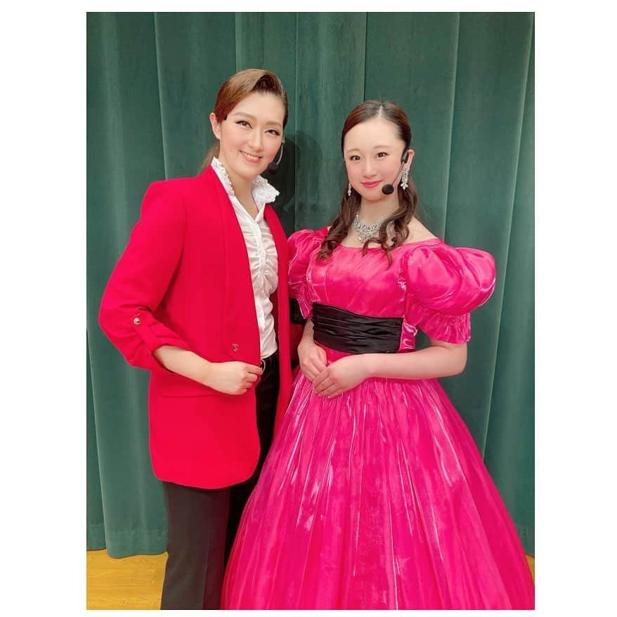 茉玲さや那のインスタグラム：「﻿ レビューショーのお仕事をしてきました‪‪☺︎‬‬﻿ ﻿ ﻿ 1年ぶりの冴華さん‪‪☺️🌸﻿ 合間には思い出話で盛り上がり。。。 ﻿ 楽しかったなぁぁぁ‪‪☺︎‬✨﻿ ﻿ ﻿ ﻿ ‬」