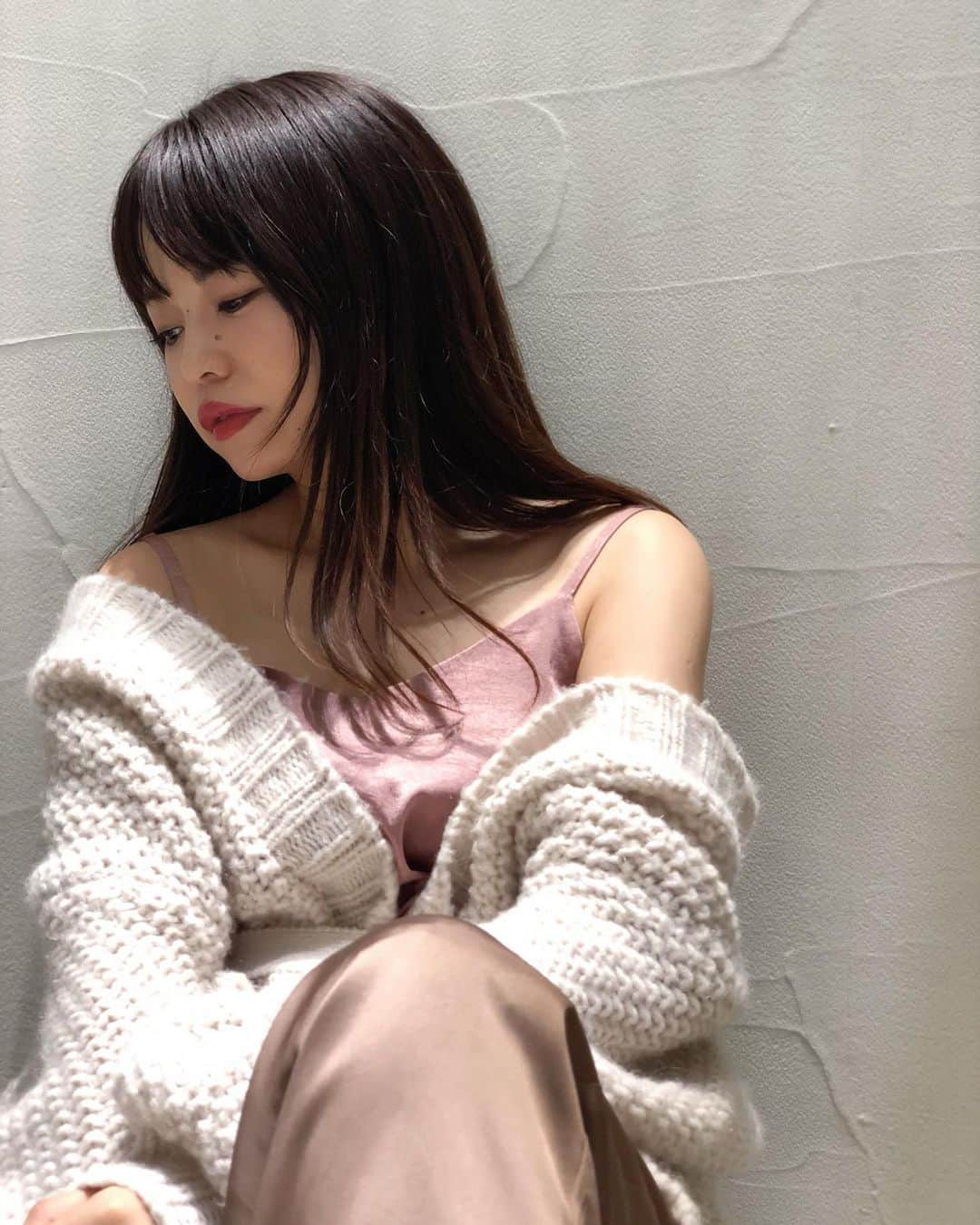 新谷美奈のインスタグラム：「.﻿ ﻿ ✔︎きのうのしんたに﻿ ﻿ “きちんと着ない”﻿ アバウトなアレンジが許されるのも﻿ ニットならでは☺️🐑﻿ ふんわりとしたニットに身を委ねて﻿ ちょっとだけ大胆に🤍﻿ ﻿ Nina mew﻿ knit gown ¥29,000+tax﻿ pants ¥21,000+tax﻿ ﻿ @ninamew_official#Ninamew#ニーナミュウ#ゆめタウン#ゆめタウン佐賀#セレクトショップ#selectshop#今日のしんたに」