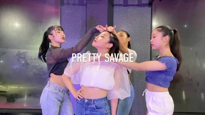のインスタグラム：「🤍☁️ PRETTY SAVAGE ☁️🤍   / @blackpinkofficial   Lesson Video🎥撮りましたっ👏🏻👏🏻👏🏻 2つに分かれてるのでswipe⇨して見てね👀  Choreo @ruufabulous  Studio @dance_studio_vivid」