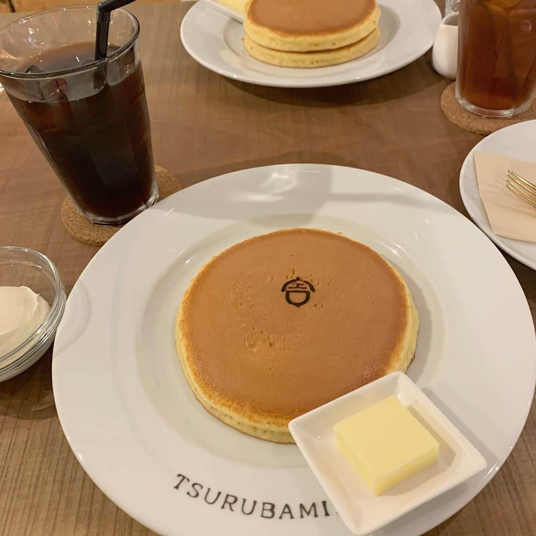 もえこのインスタグラム：「THE王道なふわふわホットケーキ🍴💭﻿ ﻿ ﻿ お仕事の合間にゆりゆりと﻿ たまたま近くにお店を見つけて入店♡﻿ ﻿ 人気のお店だからすこ〜しだけ待ったけど﻿ 祝日のわりには空いてる方だったかな？？☺️﻿ ﻿ ほんっっとに美味しくて﻿ ずーっと｢美味しい🥺｣って言いながらたべてた（笑）﻿ ﻿ 絶対生クリームトッピングがオススメです❤️﻿ ﻿ ﻿ #ホットケーキ #つるばみ舎 #経堂カフェ #経堂グルメ #カフェ #カフェ巡り #カフェ活 #スイーツ巡り」