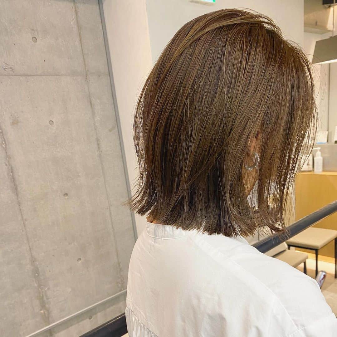aiaiのインスタグラム：「✂︎✂︎✂︎ パッっと 切りっぱなしボブ 雰囲気が変わって新鮮  #シークレットハイライト  を 入れてもらい透明感のある カラーに生まれ変わりました  ✂︎✂︎✂︎  いつもありがとうございます  @kimuraippei  @momohair104   @waystokyo   ✂︎✂︎✂︎  #ヘアスタイル  #ヘアスタイルミディアム  #ヘアカラー  #ヘア #ボブヘアー  #ヘアスタイルボブ  #ヘアスタイルチェンジ  #切りっぱなしボブ  #髪色  #髪型  #髪色チェンジ  #美容室  #waystokyo  #waystokyo木村一平 #キムラ髪」