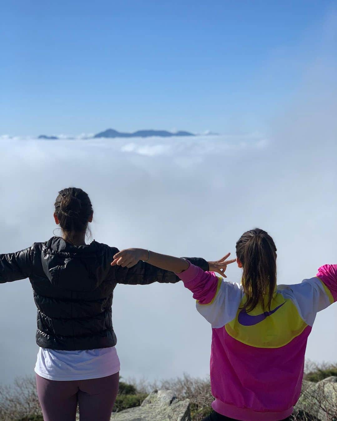 ジョジィのインスタグラム：「Friendship goals! Go hiking but when you fall she is just watching and laughing 😂」